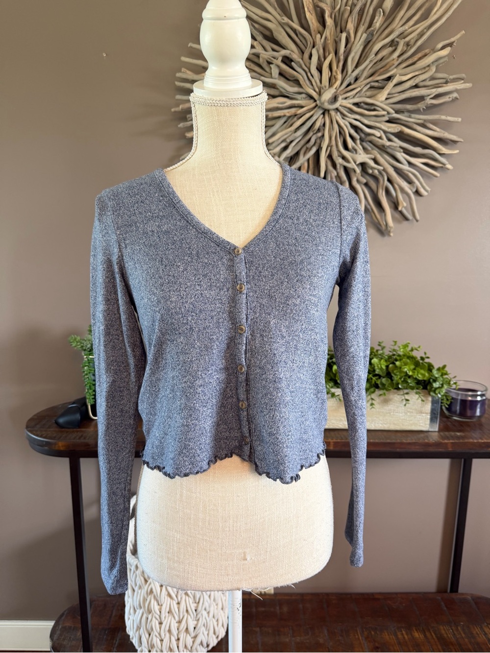 American Eagle Super Soft Cropped Ling Sleeve Top With Ruffled Hem